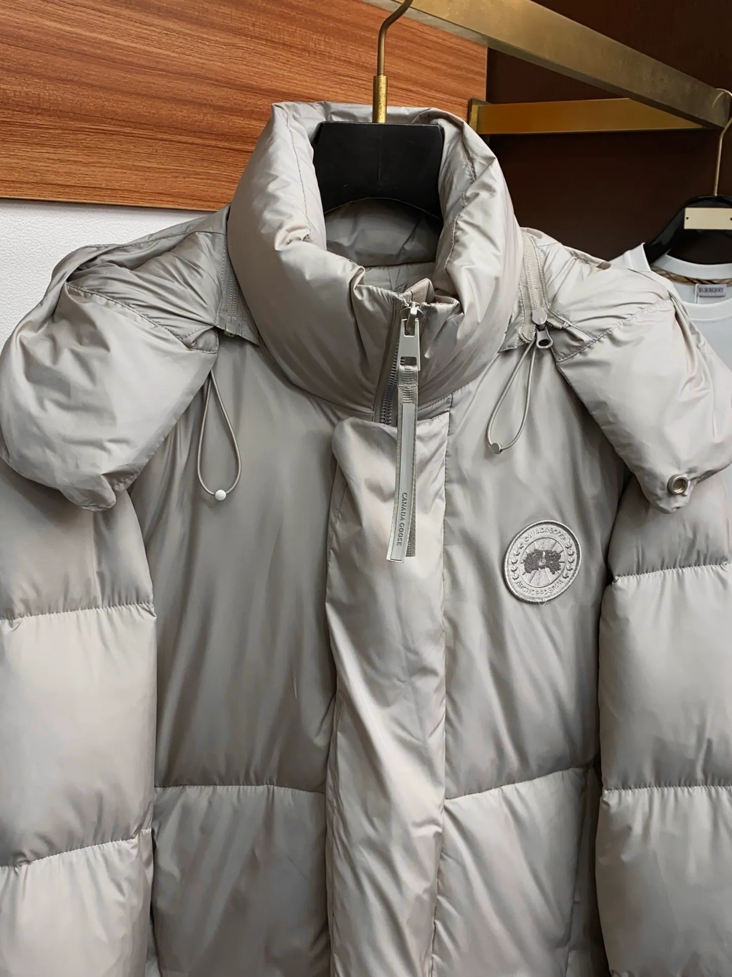 P1400 [Zhang Linghe’s latest top-grade down-filled Canada Goose model] Hooded, removable hood! The original custom-woven lightweight square technology three-proof fabric is windproof, rainproof and friction-proof. It is made of 400D gallbladder Zhengerbajing national standard 90 white duck down. When it is inserted inside, it will be more fluffy and temperature-locking. The whole piece can be stored and folded! ! The embroidered logo on the left chest is a topographic map of Canada, lifelike and perfectly restored. It is embroidered with high-density colored yarn using imported embroidery machines from Bai Lingda. In particular, the sleeves are detachable, making it especially suitable for areas with unstable climate. The washing and labeling are all based on the latest version, and the customized washing labels are equipped with laser anti-counterfeiting labels! ! And the position of the wash water mark is synchronized according to the 25-year new hidden design process. The wash water mark is all hidden inside and can be seen in the detailed picture. What you see is what you get! ! Color graphite gray, black Size xs s m L xl